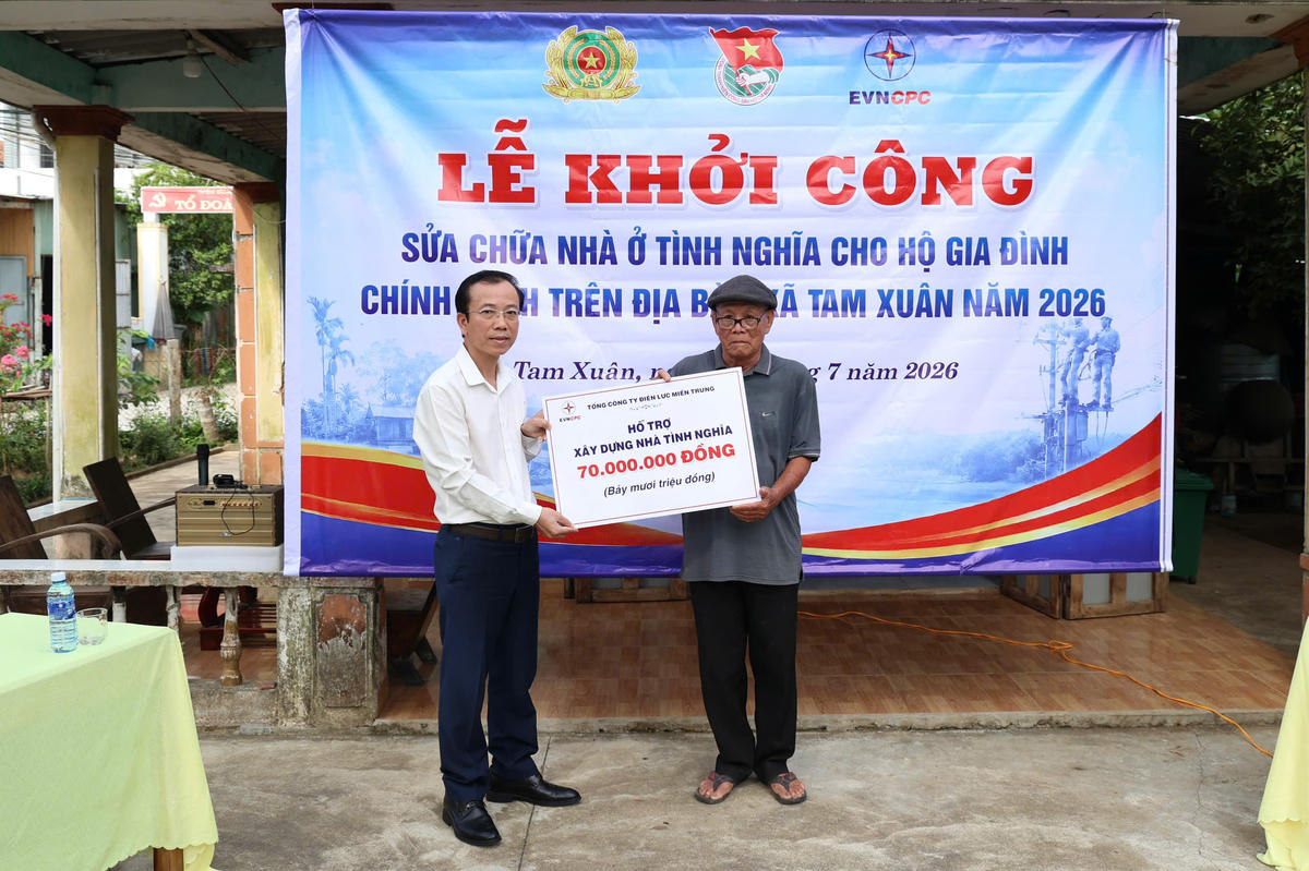 Tổng Công ty Điện lực miền Trung sửa nhà tình nghĩa cho gia đình thân nhân liệt sĩ