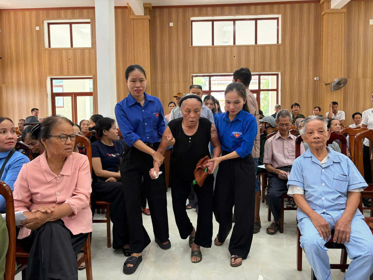 Chung tay hỗ trợ thân nhân liệt sĩ lấy mẫu sinh phẩm phục vụ công tác đối sánh. 	Ảnh: H.N