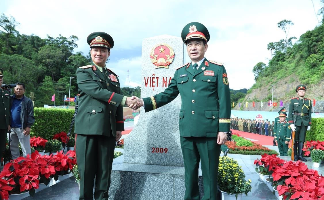 Đại tướng Phan Văn Giang và Đại tướng Khamliang Outhakaysone chụp ảnh lưu niệm bên cột mốc 460 phía Việt Nam. Ảnh: Ngọc Lâm