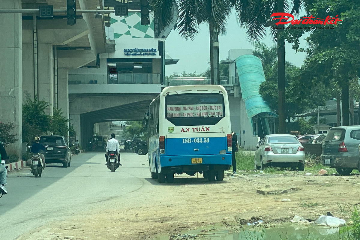 Hình ảnh xe khách An Tuấn cũng ngang nhiên dừng đỗ, đón trả khách trên tuyến đường Quốc lộ 6.
