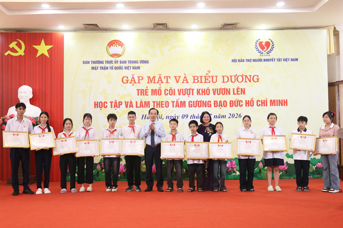 Chủ tịch Hội Bảo trợ người khuyết tật Việt Nam Ngô Sách Thực tặng Bằng khen cho các trẻ em mồ côi tại buổi gặp mặt.