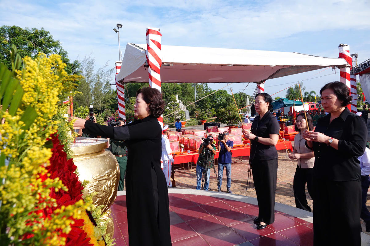 Phó Chủ tịch Quốc hội Nguyễn Thị Hồng dâng hương tưởng niệm. (Ảnh: An Nam).