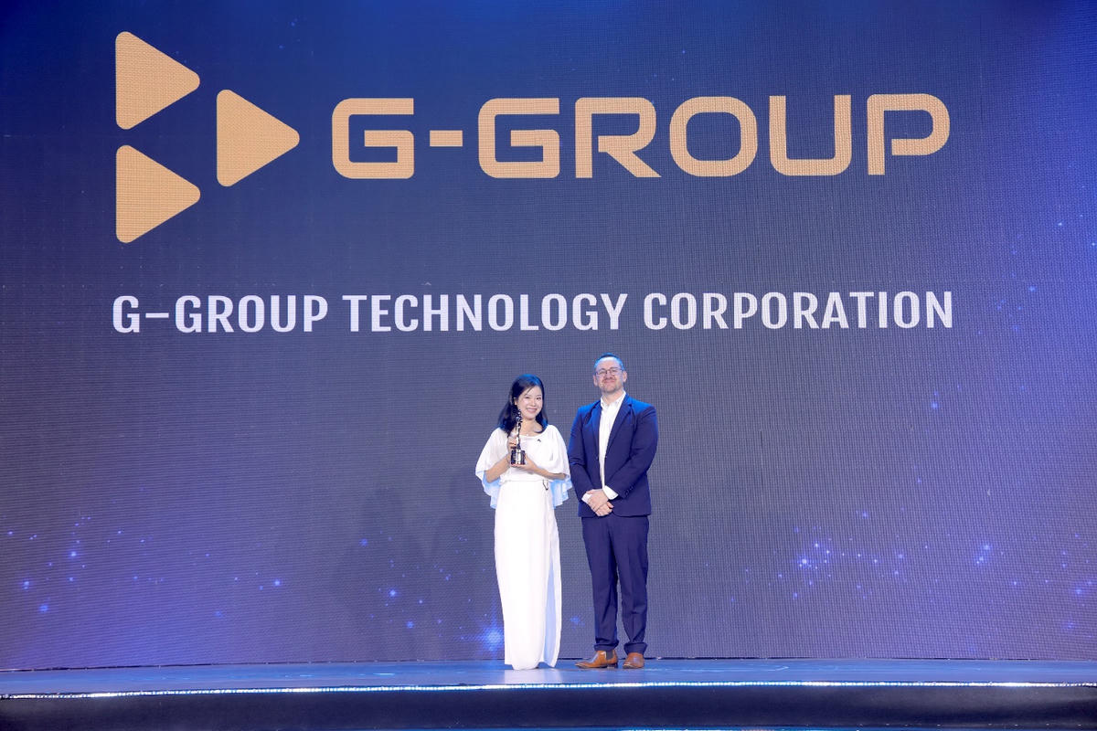 Bà Nguyễn Hồng Hạnh – Giám đốc Nhân sự G-Group nhận cúp vinh danh