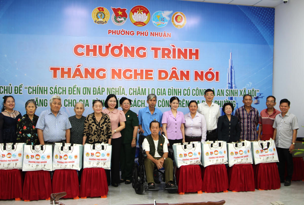Lãnh đạo phường trao quà đến các gia đình chính sách, người có công với cách mạng có hoàn cảnh khó khăn. Ảnh: Q.Đ.