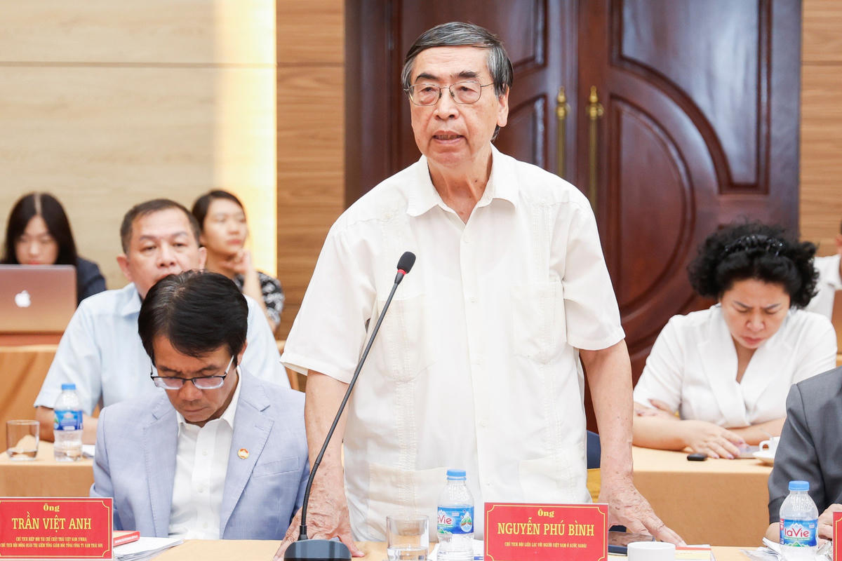 Ông Nguyễn Phú Bình - Ủy viên Đoàn Chủ tịch, Chủ tịch Hội Liên lạc với người Việt Nam ở nước ngoài phát biểu tại Hội nghị. Ảnh: Quang Vinh.
