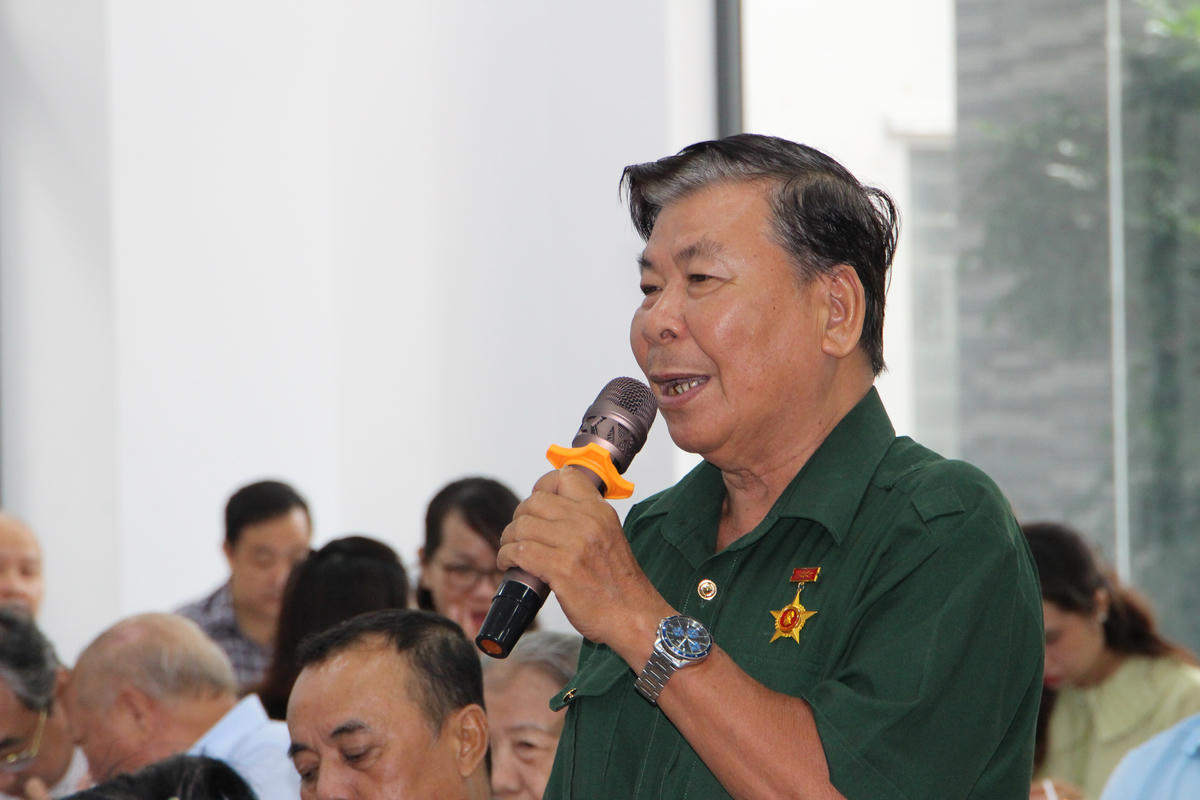 Các đại biểu đề xuất, kiến nghị một số chính sách đối với người có công. Ảnh: Q.Đ.