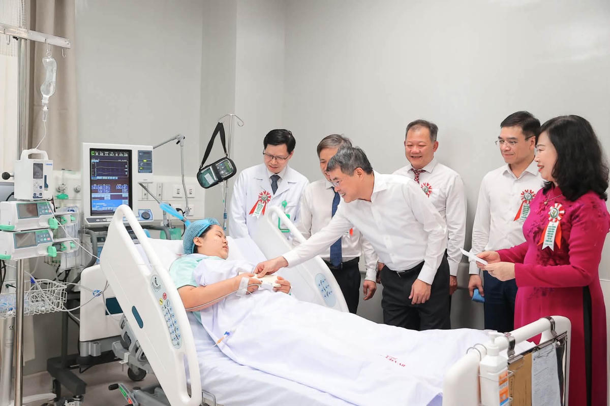 Thủ tướng thăm hỏi, tặng quà các bệnh nhân đang điều trị tại Bệnh viện Hữu nghị Việt Đức. Ảnh: BV Việt Đức