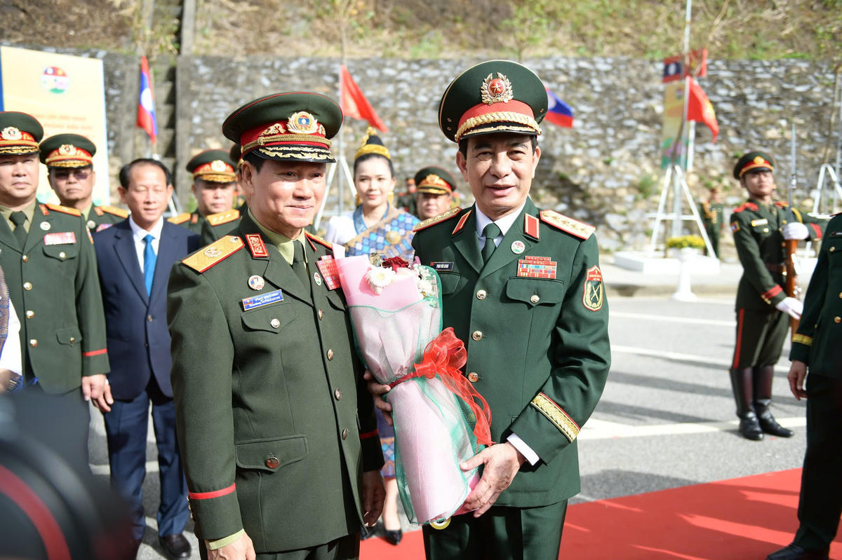 Đại tướng Khamliang Outhakaysone, Phó Thủ tướng, Bộ trưởng Bộ Quốc phòng Lào tặng hoa chào mừng Đại tướng Phan Văn Giang, Phó Thủ tướng, Bộ trưởng Bộ Quốc phòng. Ảnh: Nam Trần