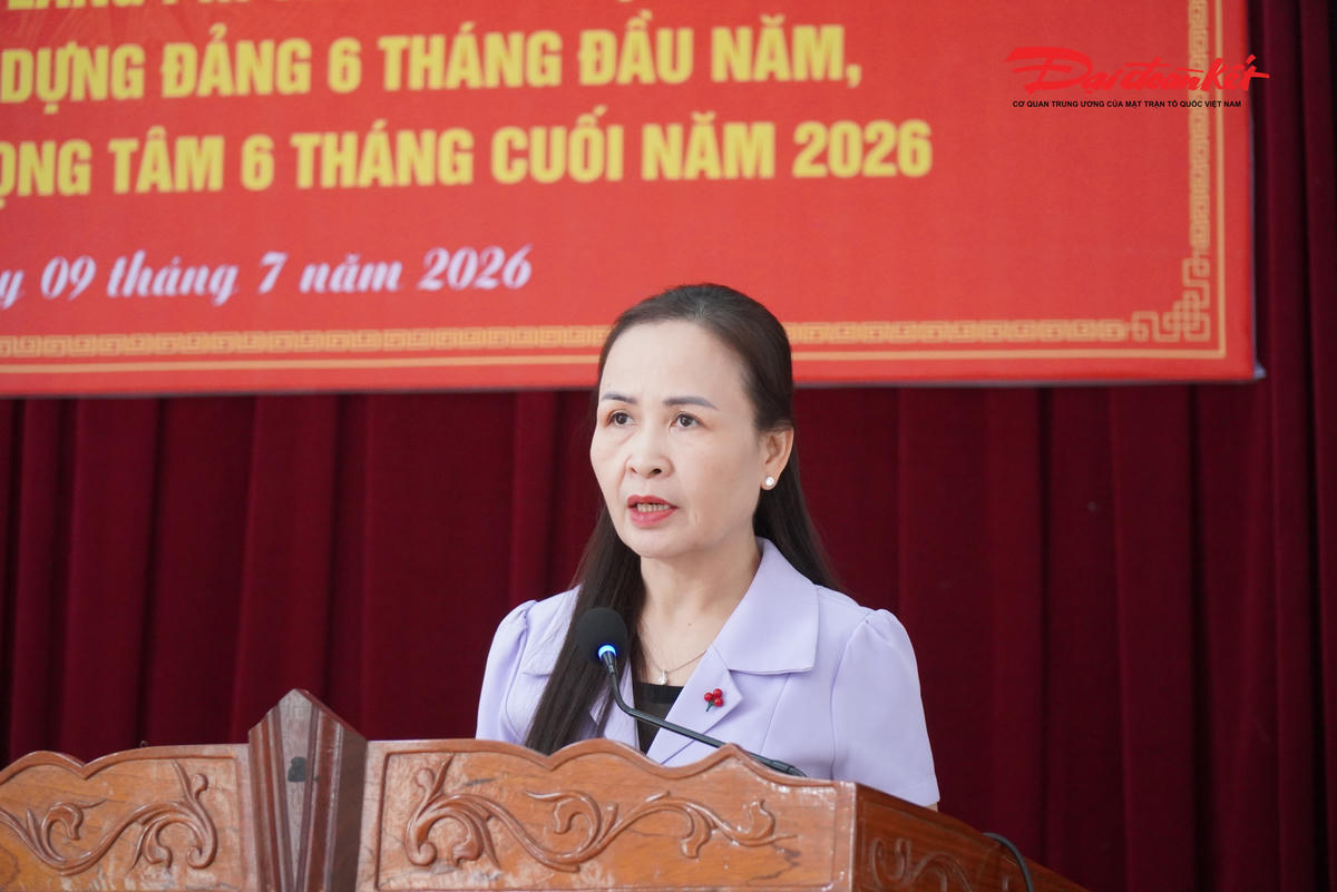 Bà Nguyễn Thị Lệ Hà, Phó Bí thư Đảng ủy, Phó Chủ tịch Ủy ban MTTQ tỉnh, Chủ tịch Hội Liên hiệp phụ nữ tỉnh Hà Tĩnh trình bày báo cáo. Ảnh: HN.