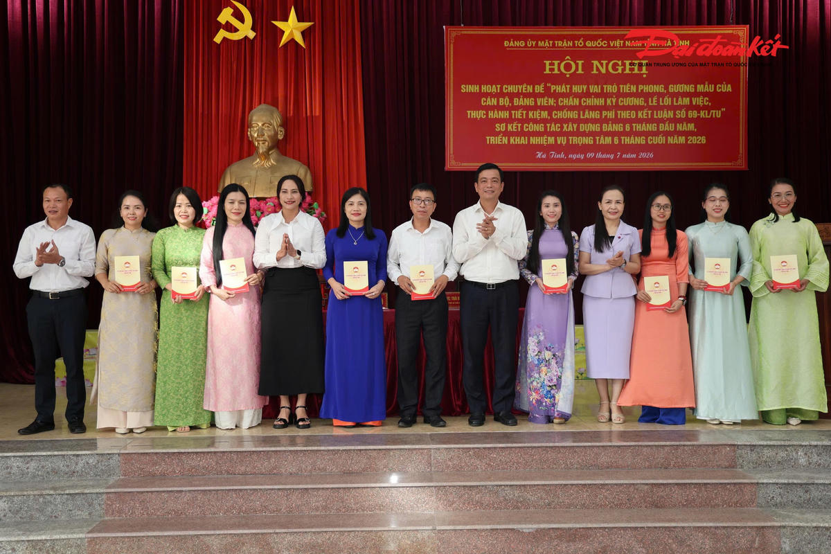 Tuyên dương 10 đảng viên tiêu biểu. Ảnh: HN.
