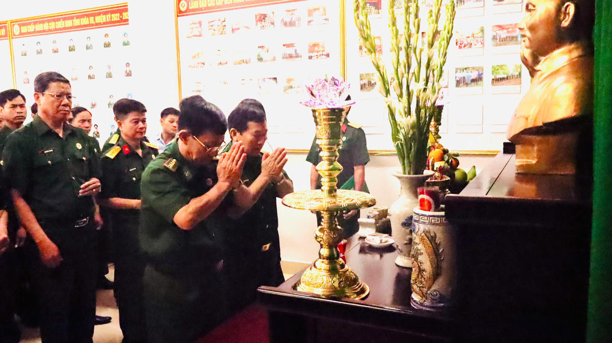 Các đại biểu dâng hương tưởng nhớ Chủ tịch Hồ Chí Minh. Ảnh:TN.