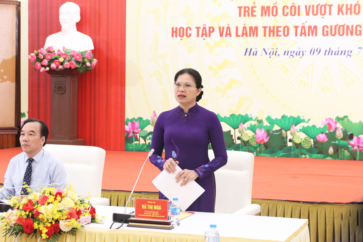 Phó Chủ tịch - Tổng Thư ký Hà Thị Nga phát biểu tại buổi gặp mặt.