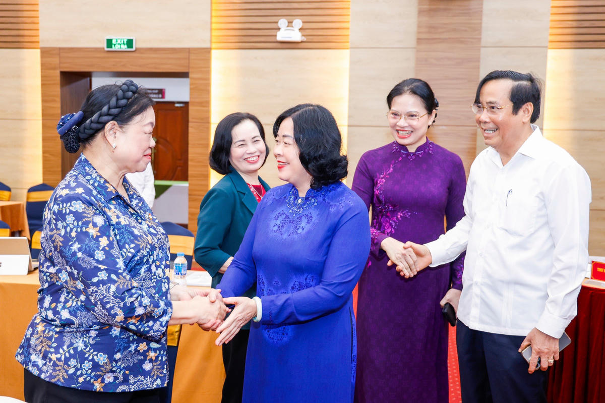 Ủy viên Bộ Chính trị, Bí thư Trung ương Đảng, Bí thư Đảng ủy MTTQ, các đoàn thể Trung ương, Chủ tịch UBTƯ MTTQ Việt Nam Bùi Thị Minh Hoài gặp gỡ các đại biểu tham dự Hội nghị. Ảnh: Quang Vinh.