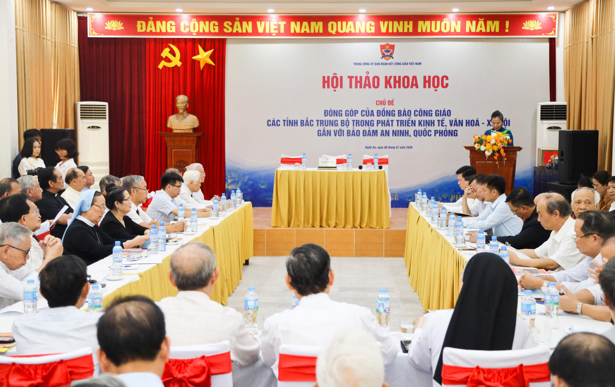 Sáng 9/7, tại phường Cửa Lò (Nghệ An), Trung ương Ủy ban Đoàn kết Công giáo Việt Nam tổ chức Hội thảo khoa học với chủ đề “Đóng góp của đồng bào Công giáo các tỉnh Bắc Trung Bộ trong phát triển kinh tế, văn hóa - xã hội gắn với bảo đảm an ninh, quốc phòng”. Ảnh: Điền Bắc