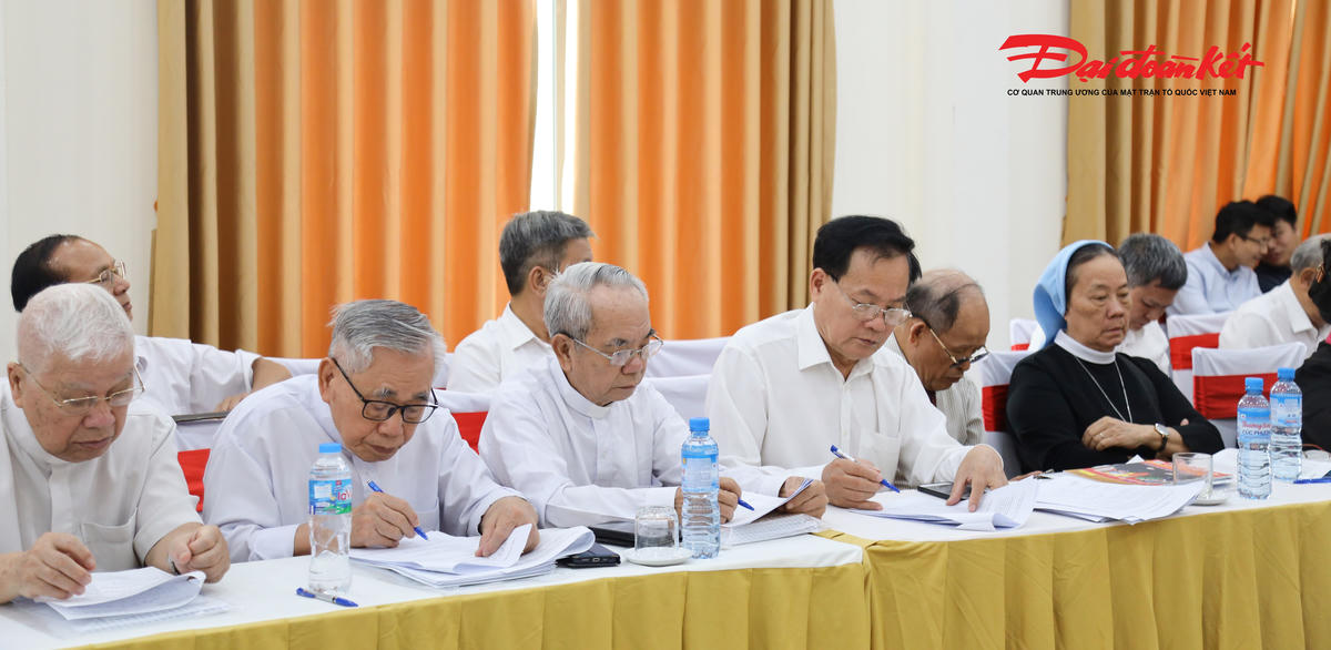 Đại diện các linh mục, tu sĩ, chức sắc, chức việc, nhà khoa học, nhà nghiên cứu khu vực Bắc Trung Bộ tham dự Hội thảo. Ảnh: Điền Bắc