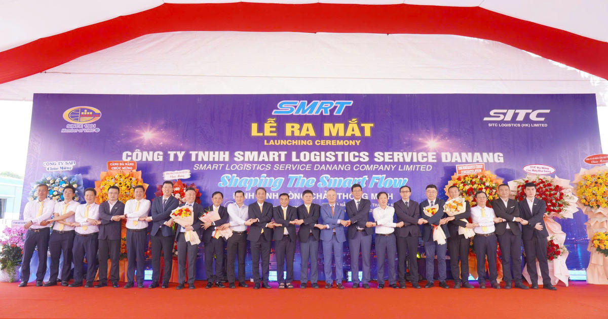 Các đối tác chúc mừng Công ty TNHH Smart Logistics Service Da Nang (SMRT). Ảnh: Nguyễn Tú.