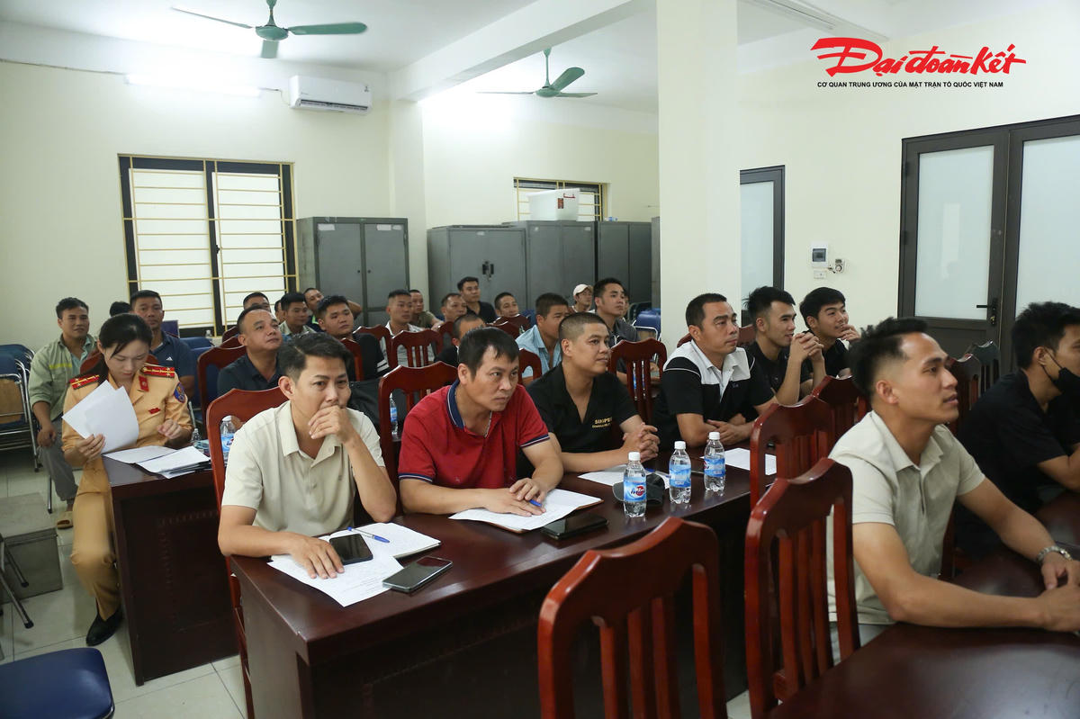 Hàng chục doanh nghiệp vận tải cùng đội ngũ lái xe tham gia hội nghị tuyên truyền, phổ biến pháp luật về trật tự, an toàn giao thông do Đội CSGT đường bộ số 7 tổ chức.