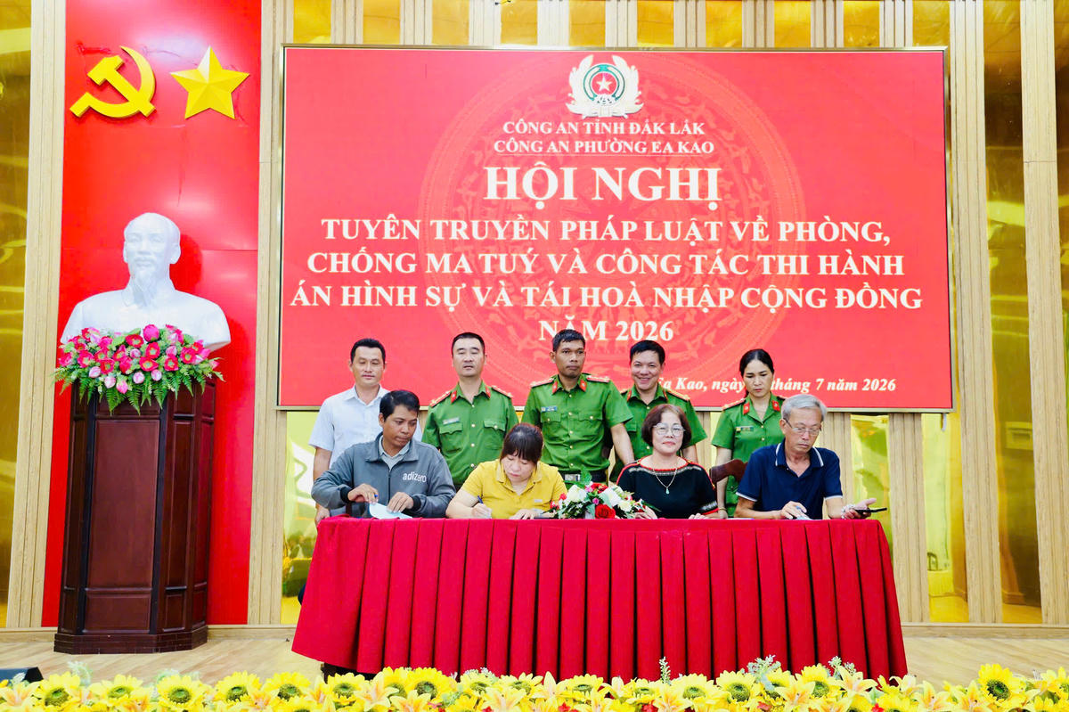 Các cơ quan, đơn vị, tổ chức đoàn thể, đại diện các buôn, tổ dân phố đã ký cam kết tăng cường phối hợp trong công tác phòng, chống ma túy...Ảnh: TH.