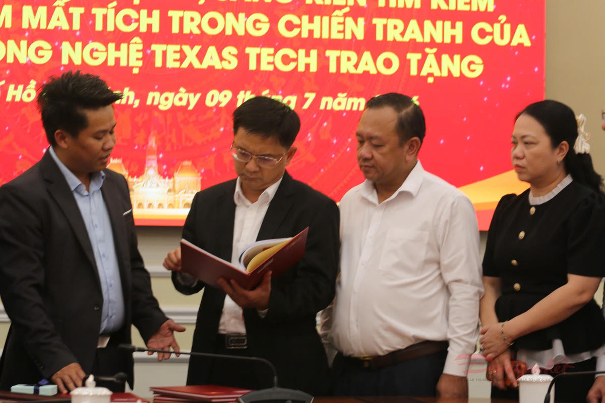 Quang cảnh buổi tiếp nhận. Ảnh: M.Hậu.