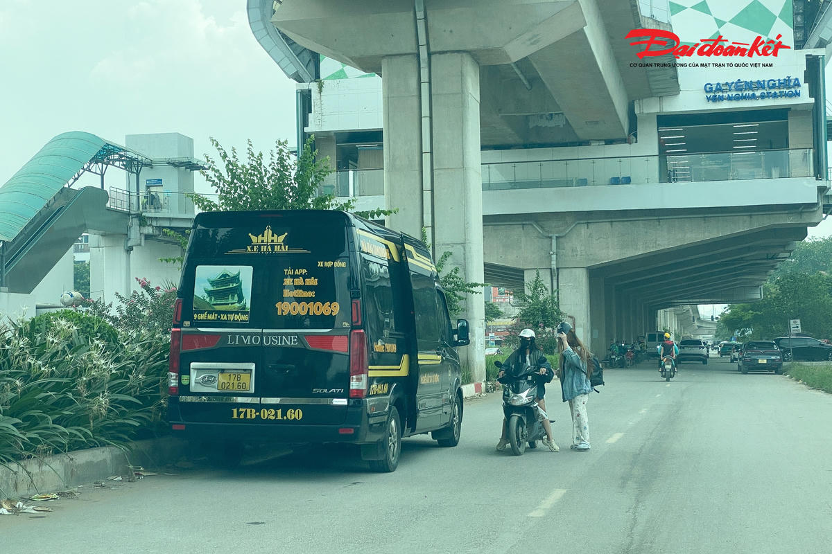 Xe khách của nhà xe Hà Hải dừng sát làn trái trên Quốc lộ 6 để chờ đón khách, gây cản trở giao thông.