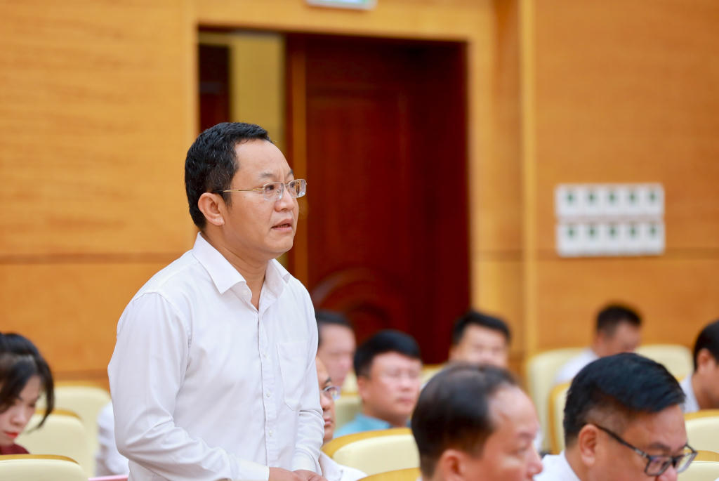 Ông Nguyễn Tiến Phong, Chủ tịch UBND phường Quang Hanh trả lời chất vấn tại kỳ họp. Ảnh QMG.