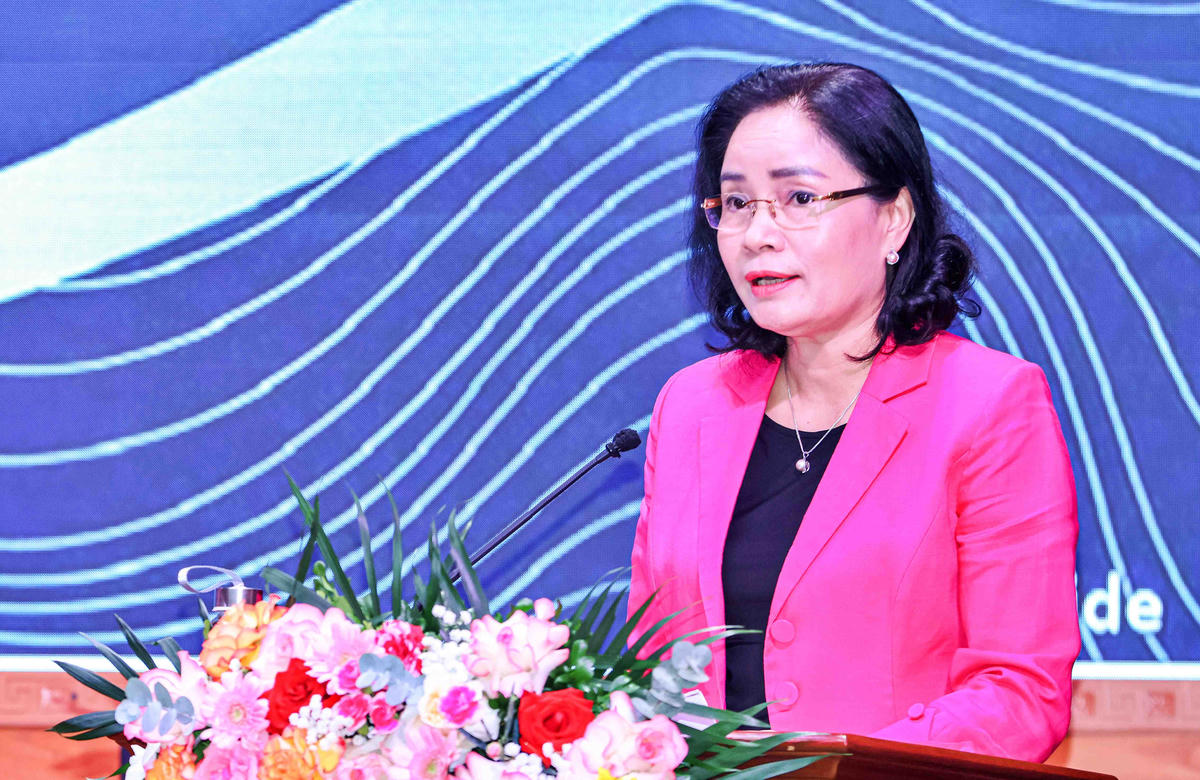 Thứ trưởng Bộ VHTTDL Trịnh Thị Thuỷ báo cáo tóm tắt kết quả thực hiện nhiệm vụ 6 tháng đầu năm, nhiệm vụ trọng tâm 6 tháng cuối năm 2026.