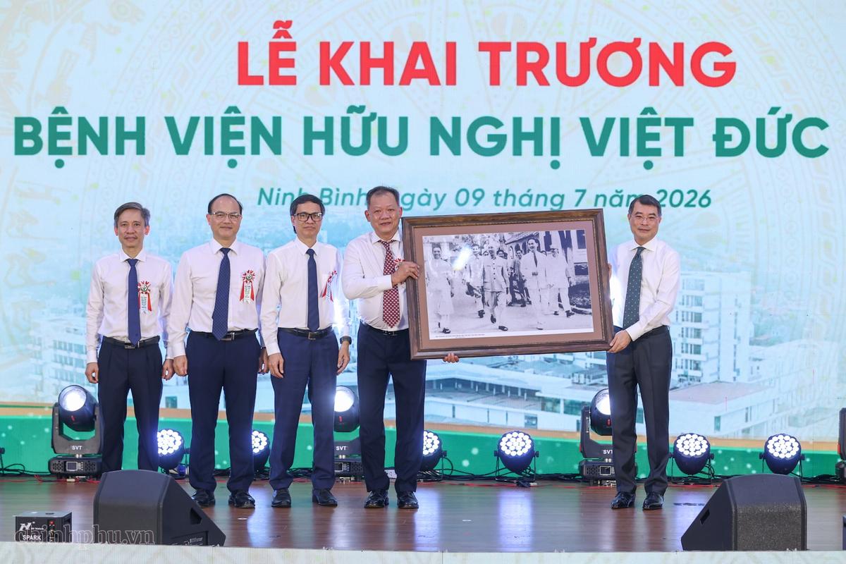 Thủ tướng Lê Minh Hưng tặng Bệnh viện Hữu nghị Việt Đức bức ảnh Bác Hồ về thăm Bệnh viện năm 1956. Ảnh: VGP
