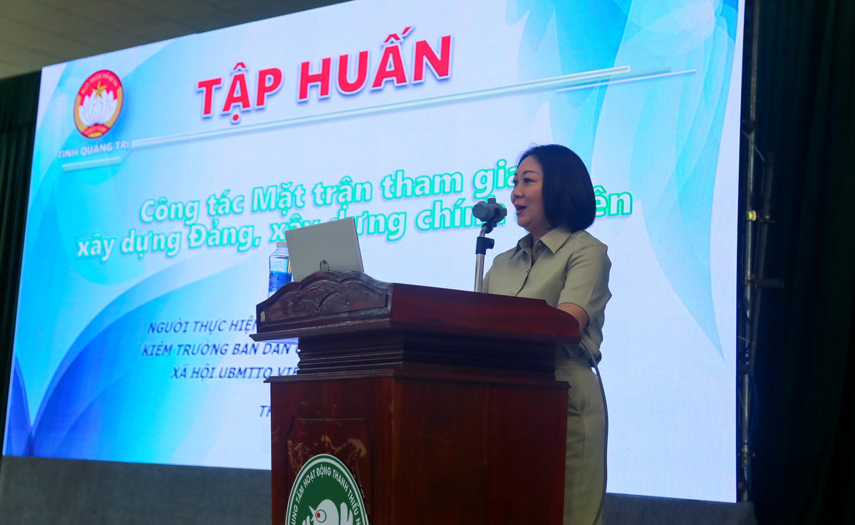 Bà Lê Thị Mỹ Hiền, Phó Chủ tịch Ủy ban Mặt trận Tổ quốc Việt Nam tỉnh Quảng Trị trình bày chuyên đề tại hội nghị. Ảnh: Đỗ Văn.