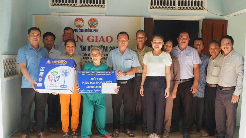 Lãnh đạo phường Quảng Phú trao tặng biển tượng trưng nhà Đại đoàn kết cho hộ nghèo ở địa phương. Ảnh: QP.