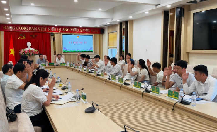 Các đại biểu HĐND xã nhất trí cao và biểu quyết thông qua Nghị quyết về phê chuẩn Kế hoạch đầu tư công trung hạn 5 năm 2026 – 2030. Ảnh: HS 