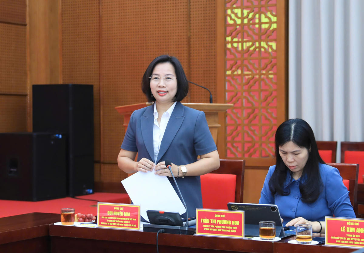 Phó Chủ tịch không chuyên trách Ủy ban Trung ương MTTTQ Việt Nam, Chủ tịch Ủy ban MTTQ Việt Nam thành phố Hà Nội Bùi Huyền Mai phát biểu tiếp thu ý kiến chỉ đạo của đồng chí Bí thư Thành ủy Hà Nội. Ảnh: PV