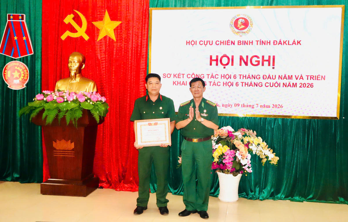 Đại tá Phạm Quang Hùng, Chủ tịch Hội Cựu chiến binh tỉnh Đắk Lắk trao Bằng khen của Chủ tịch Hội CCB Việt Nam cho Hội Cựu chiến binh xã Hòa Sơn. Ảnh: TN.
