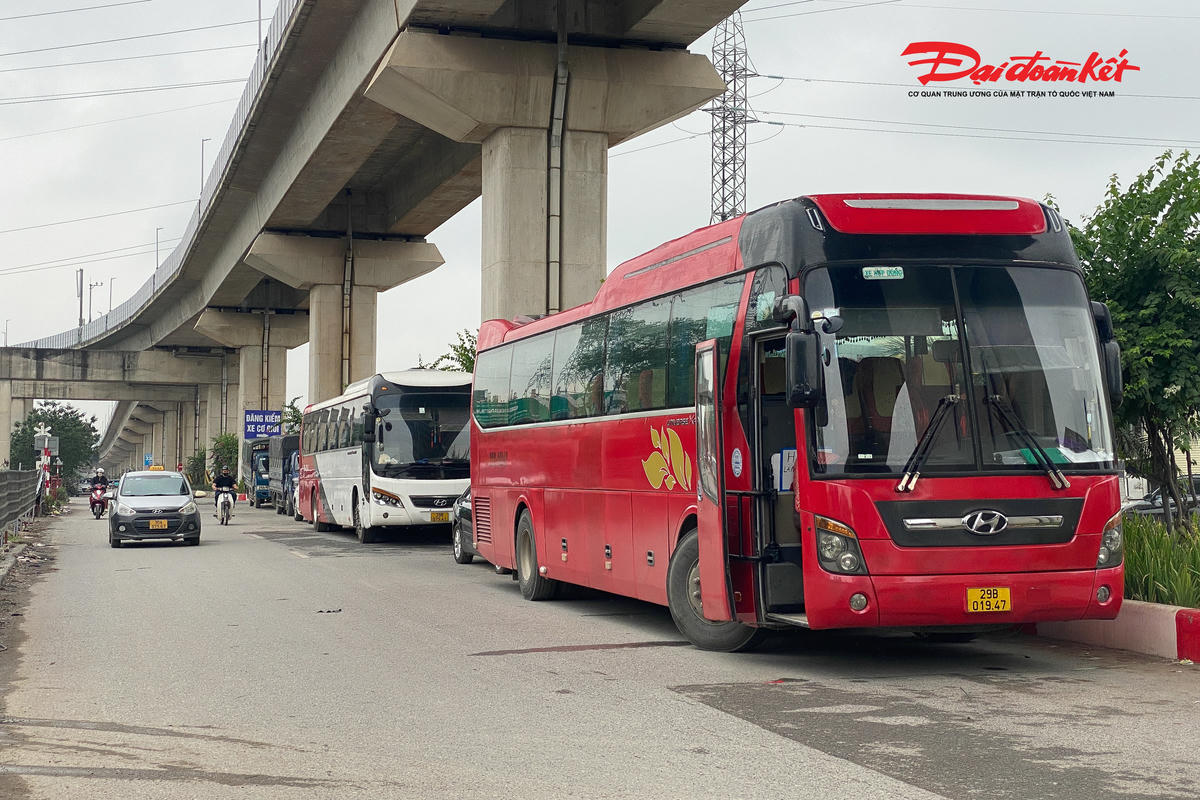Đáng nói, tình trạng dừng, đỗ trái phép không chỉ diễn ra với xe khách liên tỉnh. Nhiều xe hợp đồng cũng vô tư dừng ngay sát làn trái trên Quốc lộ 6 để chờ khách, khiến tuyến đường vốn có mặt cắt không lớn thường xuyên rơi vào tình trạng chật chội, các phương tiện phải giảm tốc hoặc chuyển làn để tránh.