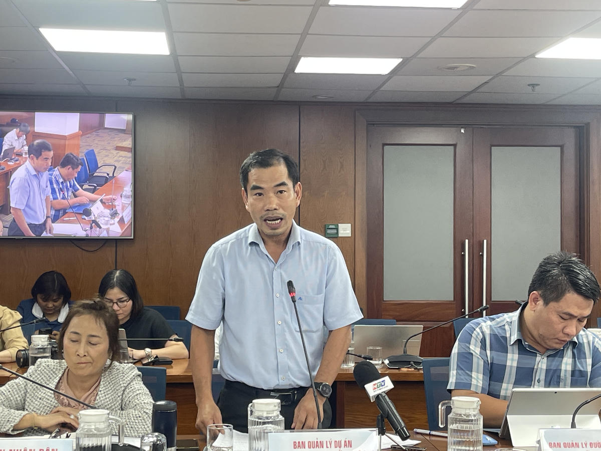 Đại diện Ban Quản lý dự án đầu tư xây dựng hạ tầng đô thị TP Hồ Chí Minh thông tin về tiến độ rạch Văn Thánh. Ảnh: Đ.Xá.