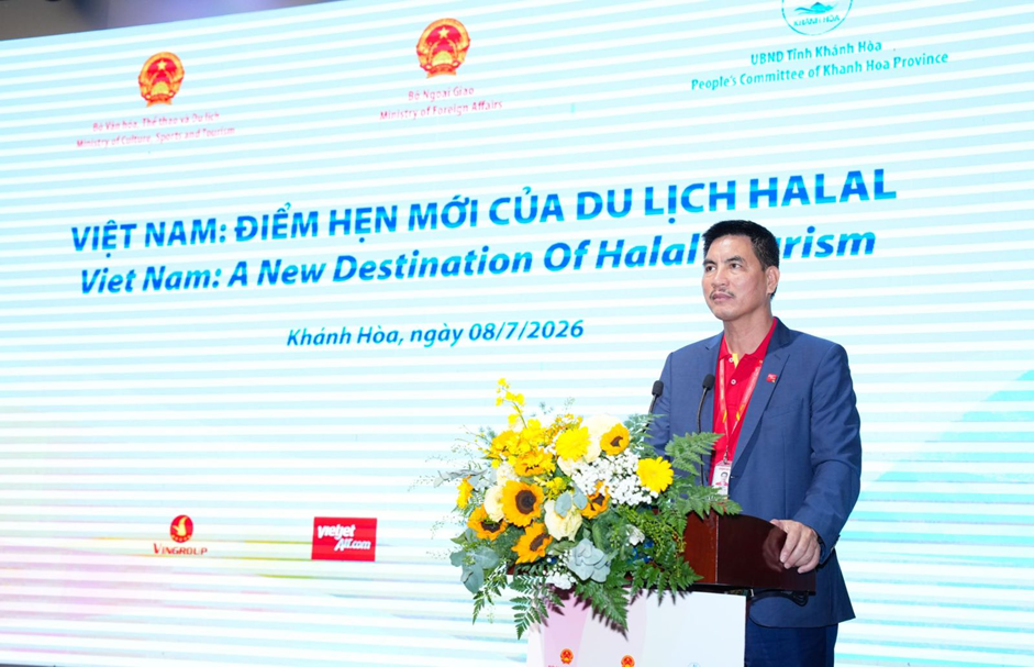 &nbsp;Giám đốc Thương mại Vietjet Hà Năng Việt phát biểu tham luận.