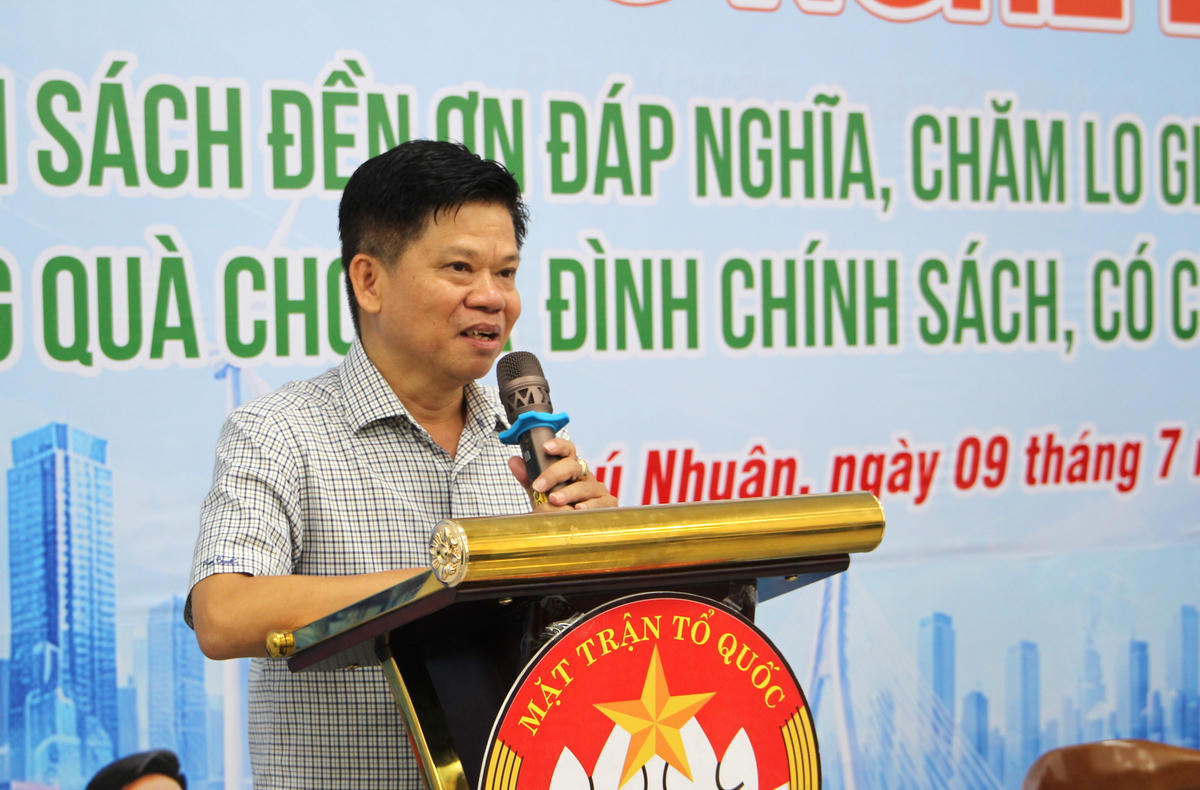 Ông Đinh Gia Huỳnh – Ủy viên Ban Thường vụ Đảng ủy, Chủ tịch Ủy ban MTTQ Việt Nam phường Phú Nhuận phát biểu tại Chương trình. Ảnh: Q.Đ.