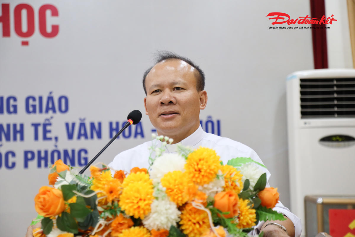 Linh mục Giuse Phan Văn Thắng - Chủ tịch Ủy ban Đoàn kết Công giáo tỉnh Nghệ An trình bày tham luận về “Tinh thần bác ái Công giáo và đóng góp của giáo dân trong xây dựng đời sống văn hóa ở khu dân cư hiện nay - thực tiễn từ Nghệ An”. Ảnh: Điền Bắc