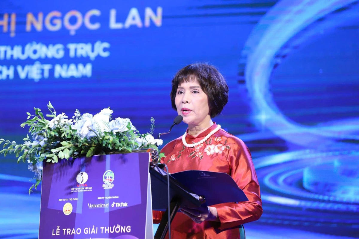 Bà Cao Thị Ngọc Lan - Phó Chủ tịch Thường trực Hiệp hội Du lịch Việt Nam phát biểu mở đầu lễ trao giải. Ảnh: Trần Hồng