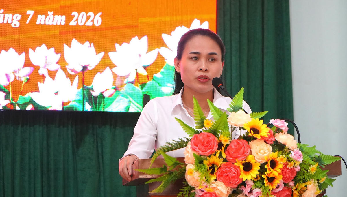 Bà Nguyễn Thị Ly, Chủ tịch Ủy ban MTTQ Việt Nam phường Quảng Phú chia sẻ về công tác mặt trận ở địa phương 6 tháng năm 2026. Ảnh: CĐ.