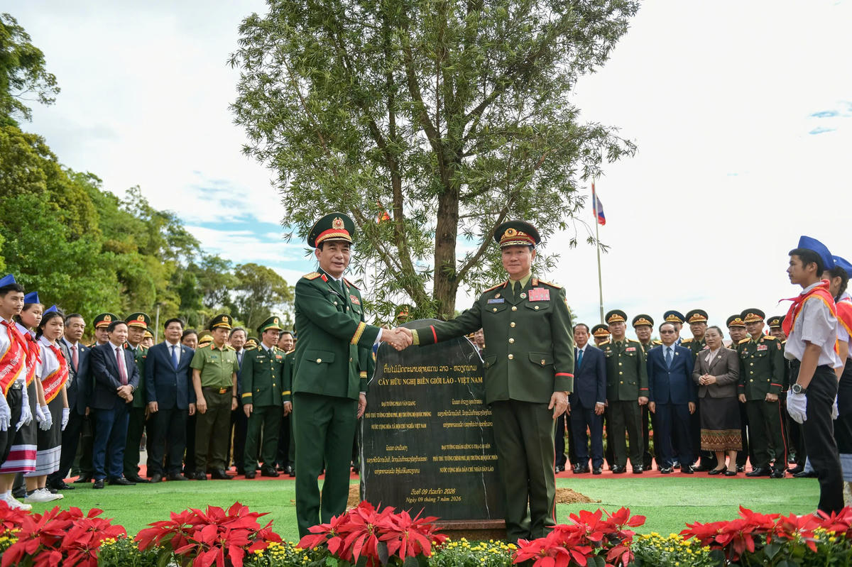 Đại tướng Phan Văn Giang và Đại tướng Khamliang Outhakaysone trồng cây hữu nghị trong khuôn viên cột mốc phía Lào. Ảnh: Nam Trần