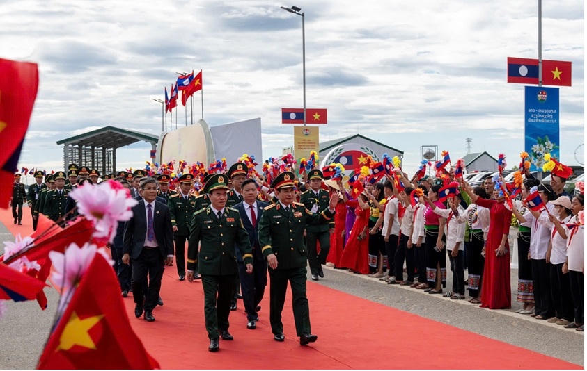 Đoàn Việt Nam từ Cửa khẩu Thanh Thủy (Việt Nam) di chuyển về phía Cửa khẩu Nam On (Lào). Ảnh: Việt Trung