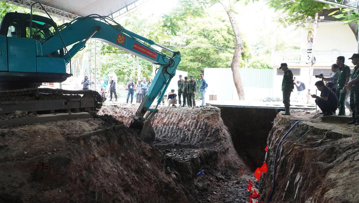 Các lực lượng sử dụng máy múc đất để mở rộng khu vực tìm kiếm hài cốt liệt sĩ tại Công viên Lê Thị Riêng, TPHCM. Ảnh: TL