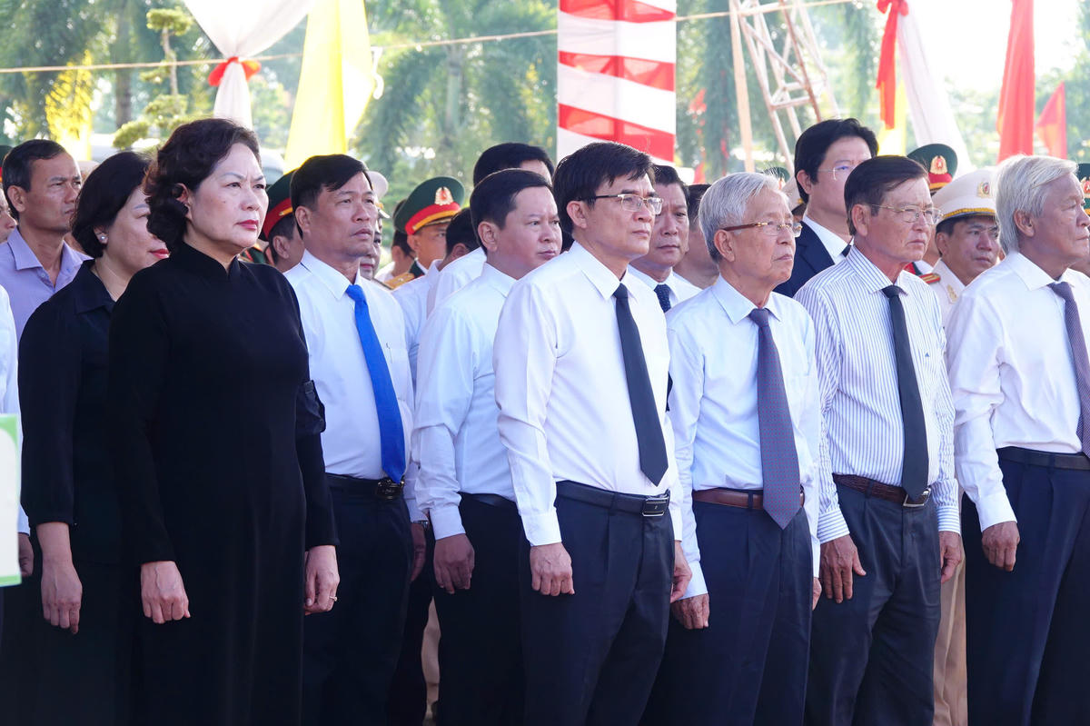 Các đại biểu tại truy điệu, an táng hài cốt liệt sĩ quân tình nguyện. (Ảnh: An Nam).