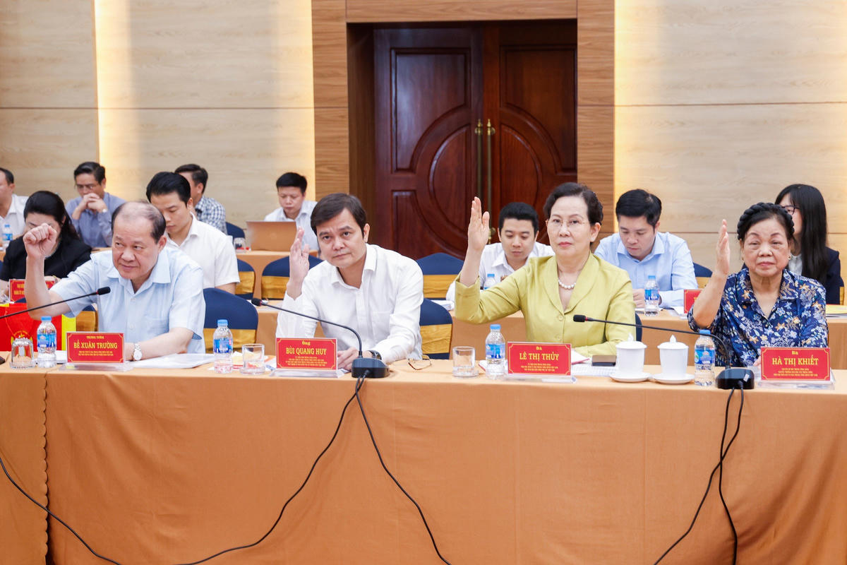 Các đại biểu tiến hành biểu quyết tại Hội nghị. Ảnh: Quang Vinh.