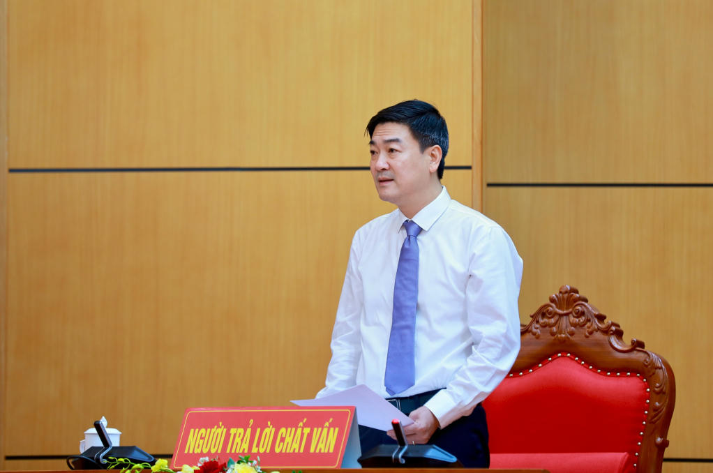 Giám đốc Sở Xây dựng tỉnh Quảng Ninh Đỗ Xuân Điệp trả lời chất vấn tại kỳ họp. Ảnh: QMG