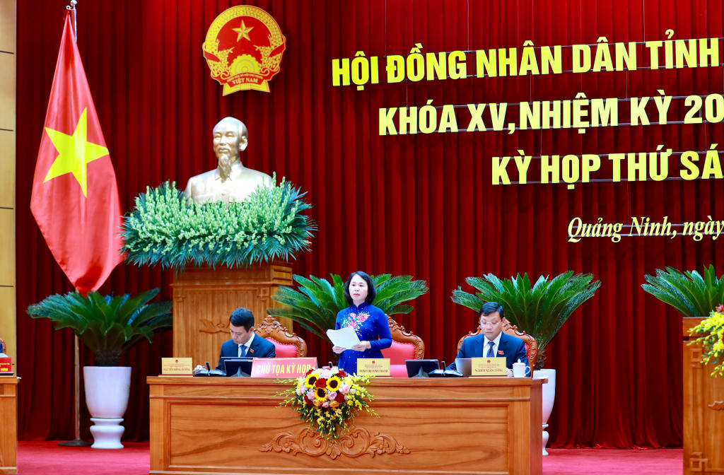 Chủ tọa điều hành kỳ họp. Ảnh: QMG
