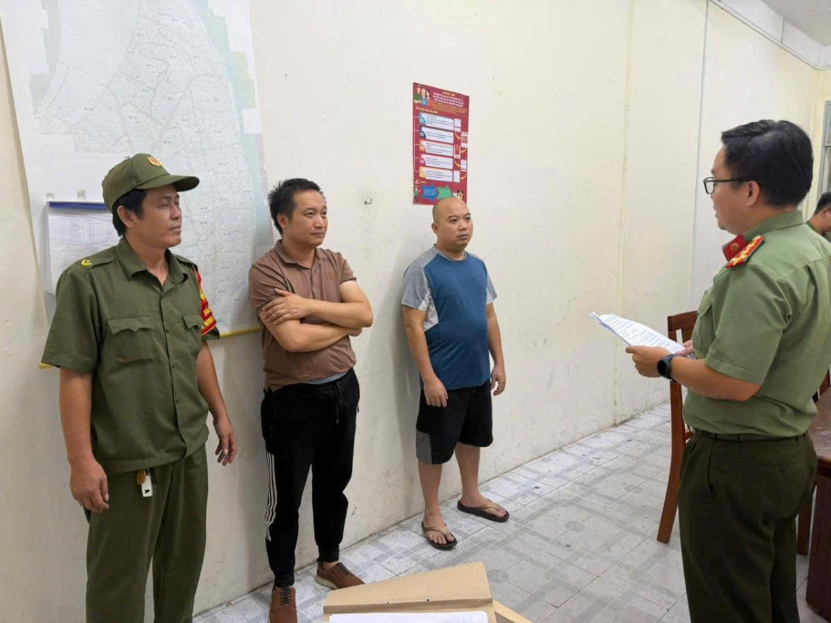 Công an TP Đà Nẵng đọc quyết định bắt giữ các đối tượng trong đường dây lừa đảo chiếm đoạt hơn 11 tỷ đồng qua tiền ảo. Ảnh: CA Đà Nẵng.