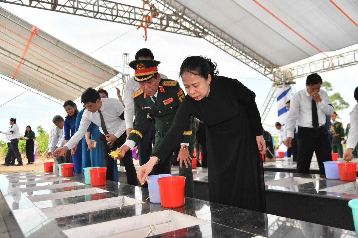 Lãnh đạo Trung ương, Bộ Quốc phòng, Quân khu 9 và tỉnh An Giang đã cùng thân nhân liệt sĩ thực hiện nghi thức đặt những nắm đất đầu tiên trước từng phần mộ mới, tiễn đưa các anh hùng liệt sĩ về nơi an nghỉ vĩnh hằng trong lòng đất mẹ. Ảnh: Phương Vũ