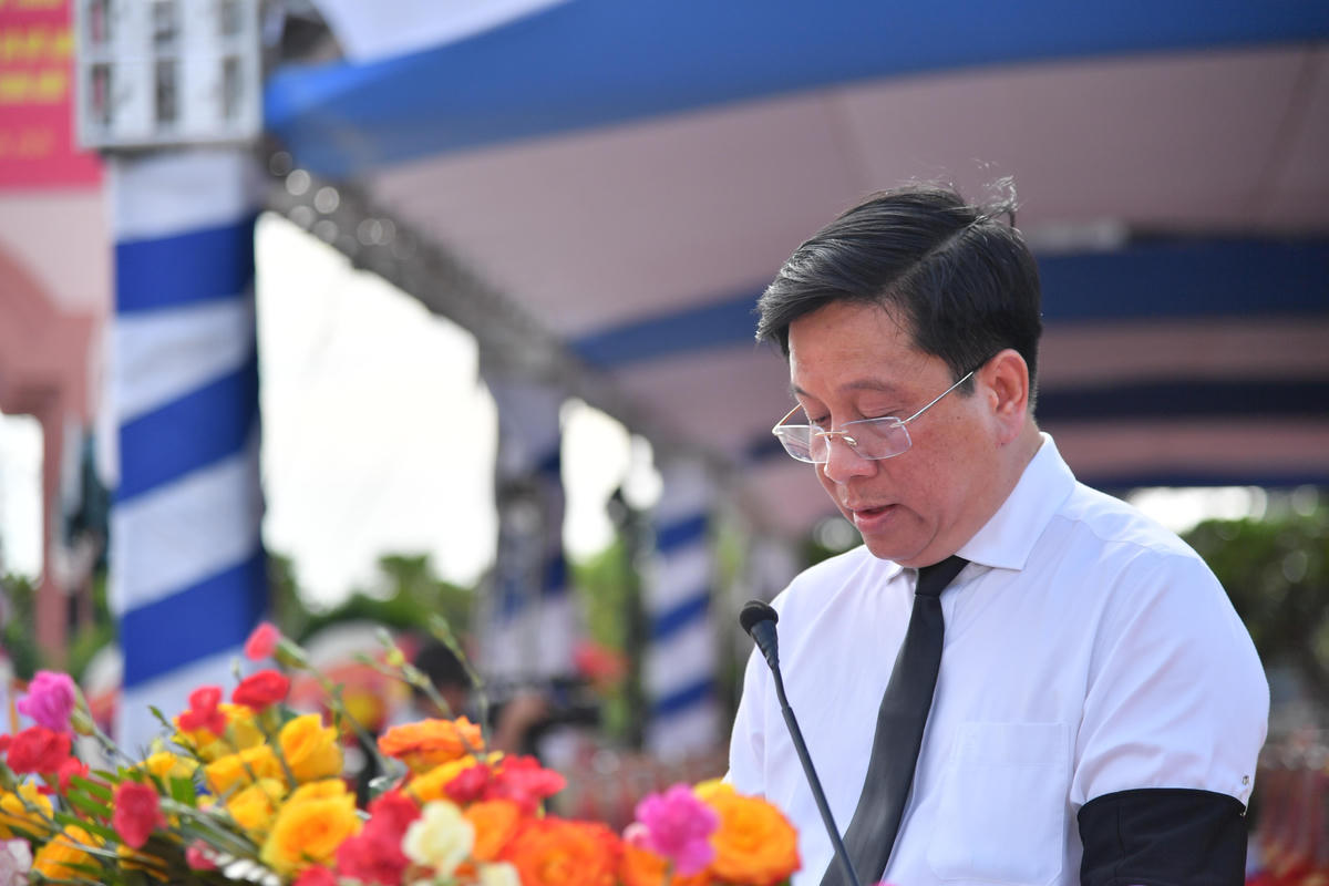 Thay mặt Đảng bộ, chính quyền và Nhân dân tỉnh An Giang, ông Hồ Văn Mừng - Ủy viên Ban Chấp hành Trung ương Đảng, Phó Bí thư Tỉnh ủy, Chủ tịch UBND tỉnh An Giang đã đọc điếu văn truy điệu, ôn lại những chiến công oanh liệt, sự hy sinh to lớn của các anh hùng liệt sĩ quân tình nguyện và chuyên gia Việt Nam trong các cuộc kháng chiến bảo vệ Tổ quốc cũng như khi thực hiện nghĩa vụ quốc tế tại Vương quốc Campuchia. Ảnh: Phương Vũ