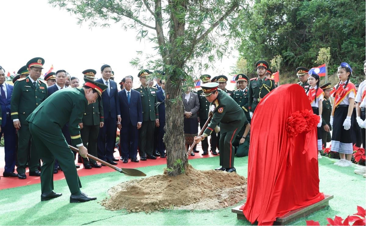 Đại tướng Phan Văn Giang và Đại tướng Khamliang Outhakaysone trồng cây hữu nghị trong khuôn viên cột mốc phía Lào. Ảnh: Ngọc Lâm